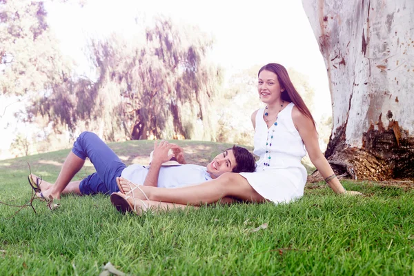 Jeune couple dans le parc Images De Stock Libres De Droits