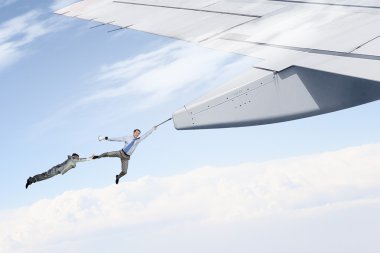 Uçan uçak kanadında