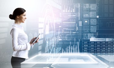 Modern teknolojiler kullanan kadın