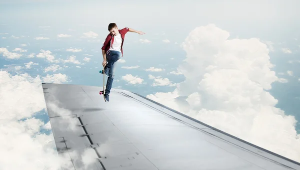 Boy ridning skateboard på wing — Stockfoto