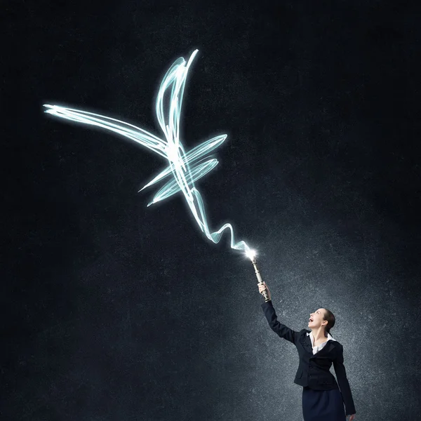 Žena, kresba světlem lucerny — Stock fotografie