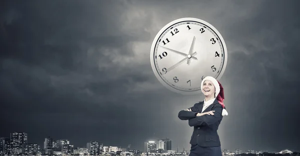 Mujer de negocios en sombrero de santa — Foto de Stock