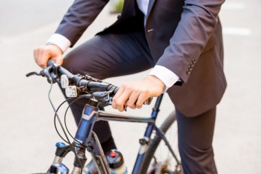 Başarılı bir iş adamı binicilik bisiklet