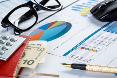 Masadaki mali tablolar ve grafikler