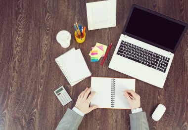 Ofis işyeri ofis, banka donatımı ve dizüstü bilgisayar ile