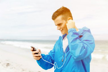 Spor ve müzik. adam koşu için hazırlanıyor