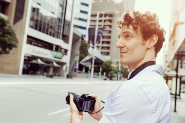 Erkek fotoğrafçı alarak resim