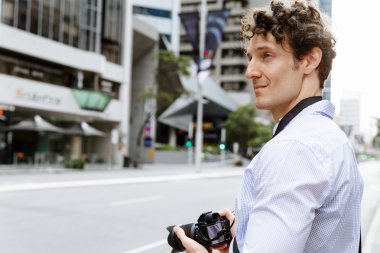 Erkek fotoğrafçı alarak resim