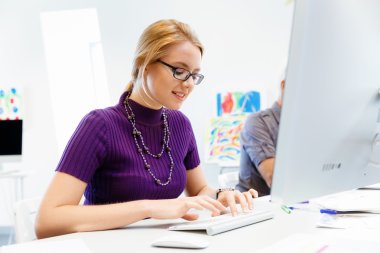 Yaratıcı iş kadını ofiste