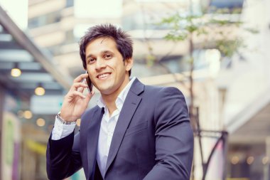 Açık havada kendinden emin bir iş adamının portresi.