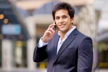 Cep telefonu açık havada ile kendine güvenen işadamı portresi