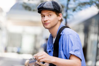 Gitar City ile genç müzisyen