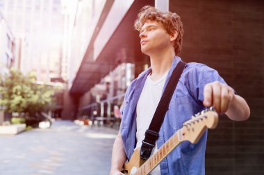 Gitar City ile genç müzisyen