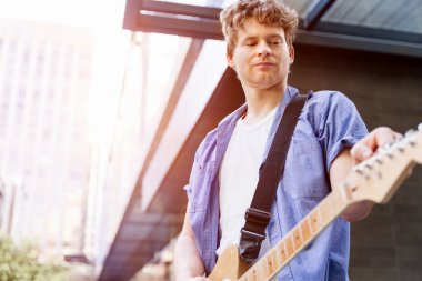 Gitar City ile genç müzisyen