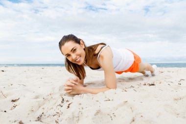 Genç kadın plaj dışında eğitim