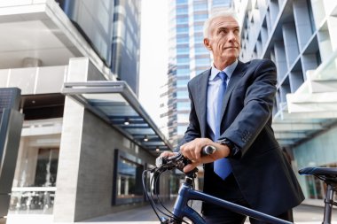 Başarılı bir iş adamı binicilik bisiklet