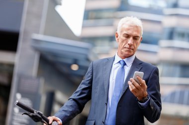 Başarılı bir iş adamı binicilik bisiklet