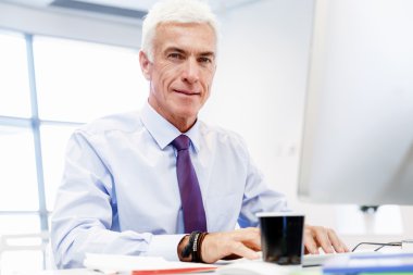 Başka bir office gün bilgisayar önünde