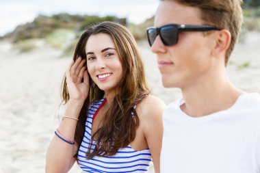 Sahilde oturup romantik genç Çift