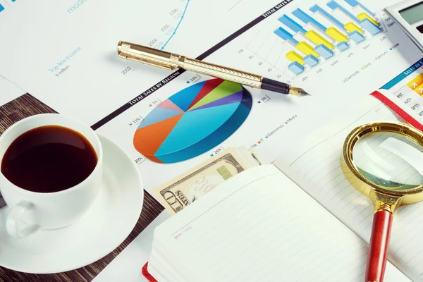 Gráficos financieros y gráficos sobre la mesa —  Fotos de Stock