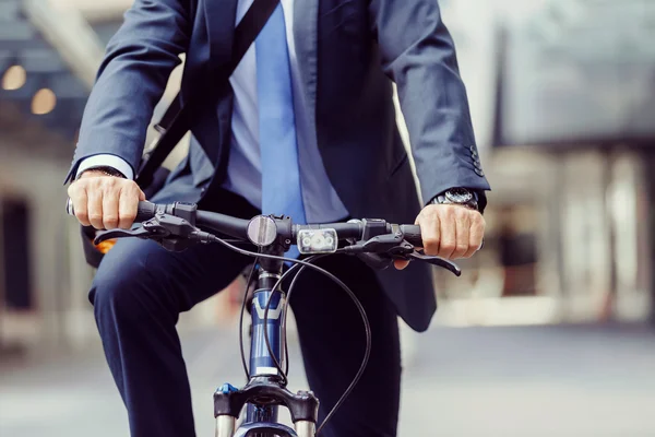 Succesvolle zakenman fietsten — Stockfoto