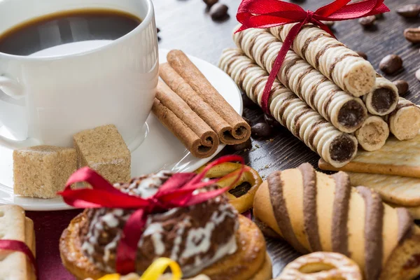 Biscotti e caffè sul tavolo — Foto Stock