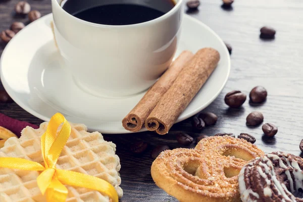 Biscoitos e café na mesa — Fotografia de Stock