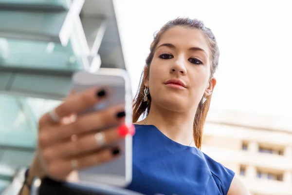 Zakenvrouw met een slimme telefoon — Stockfoto