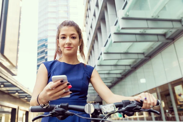 骑自行车上下班的年轻女人 — 图库照片