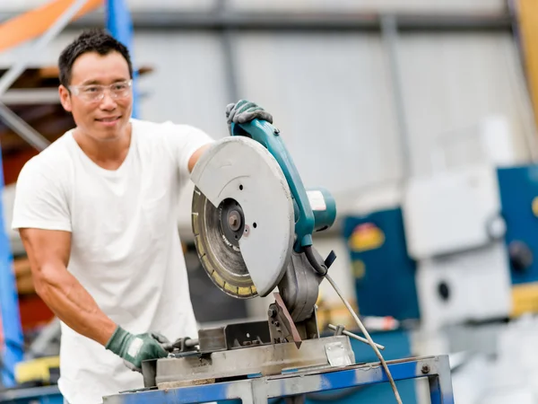 Travailleur asiatique dans l'usine de production sur le plancher de l'usine — Photo