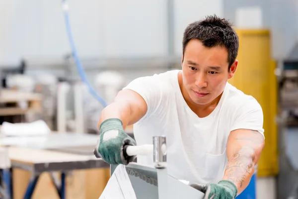 Aziatische werknemer in fabriek op de werkvloer — Stockfoto