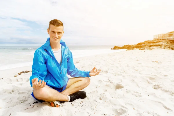 Man training on beach outside — Stock Photo, Image