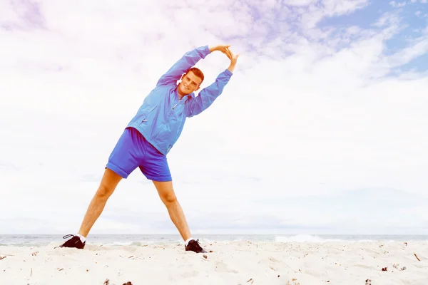 Hombre entrenando en la playa afuera — Foto de Stock