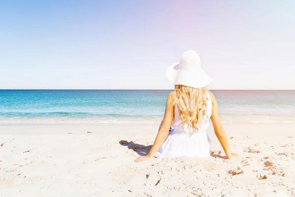 Junge Frau entspannt am Strand — Stockfoto