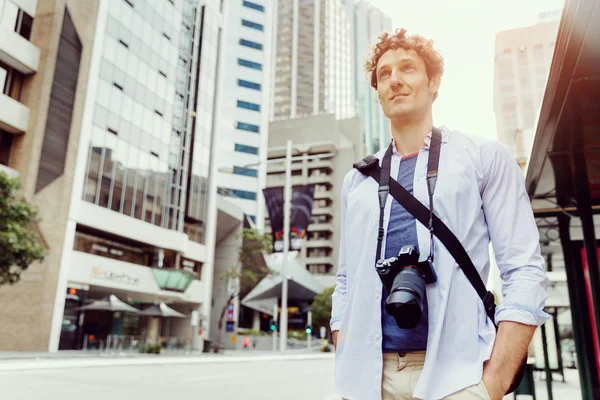 Male tourist in city — Stock Photo, Image