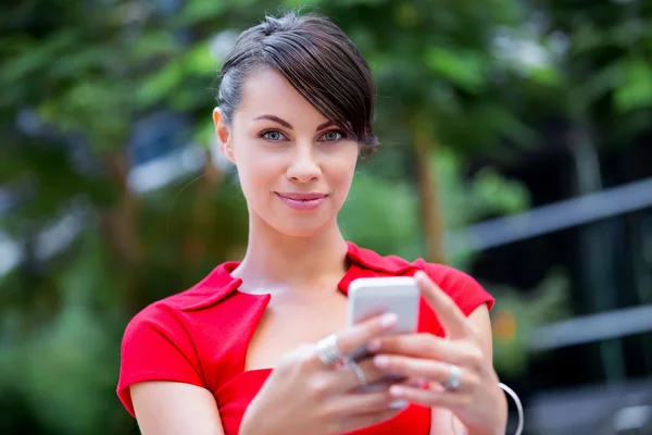 Porträtt av affärskvinna med mobiltelefon — Stockfoto