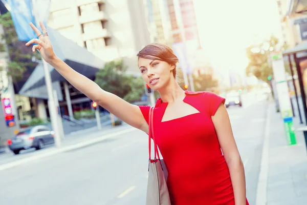 Geschäftsfrau versucht, ein Taxi zu erwischen — Stockfoto