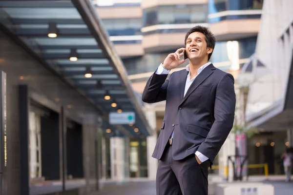 携帯電話屋外で自信を持っているビジネスマンの肖像画 — ストック写真