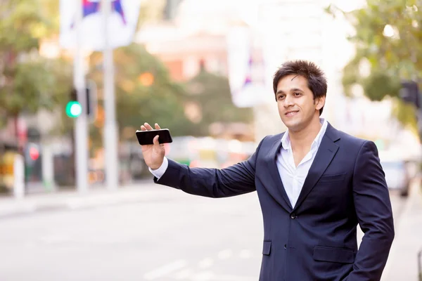 Empresario cogiendo un taxi en la ciudad —  Fotos de Stock