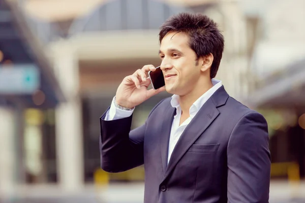 Retrato de empresario confiado al aire libre — Foto de Stock