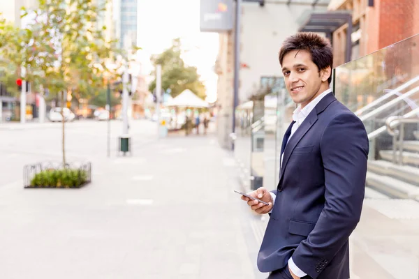 Retrato de empresario confiado al aire libre — Foto de Stock