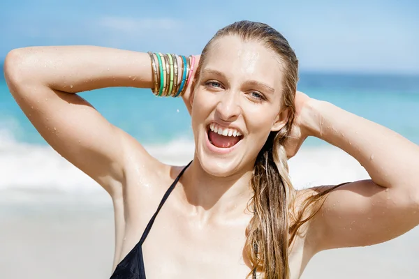 Junge Frau am Strand — Stockfoto