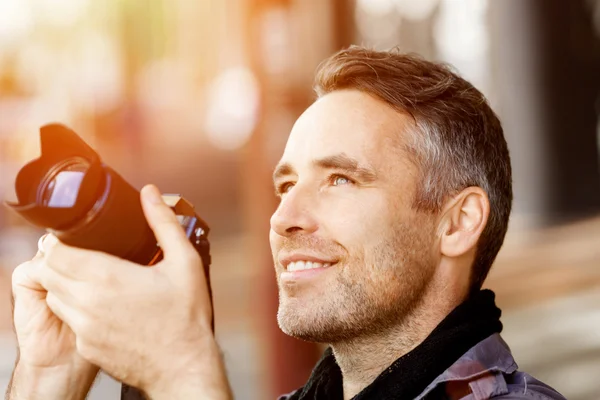 Turista masculino en la ciudad — Foto de Stock