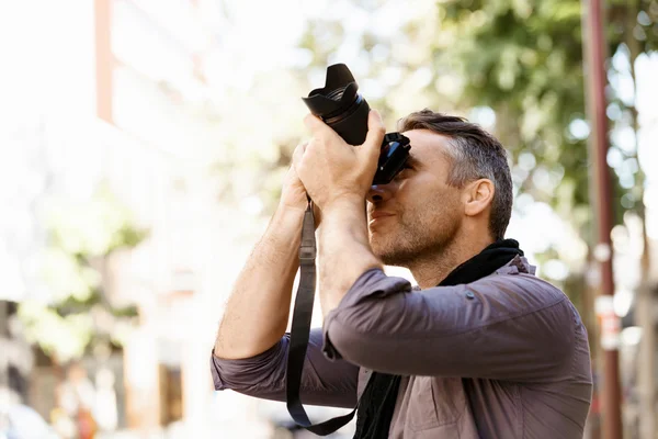 Fotógrafo masculino tomando fotos — Foto de Stock