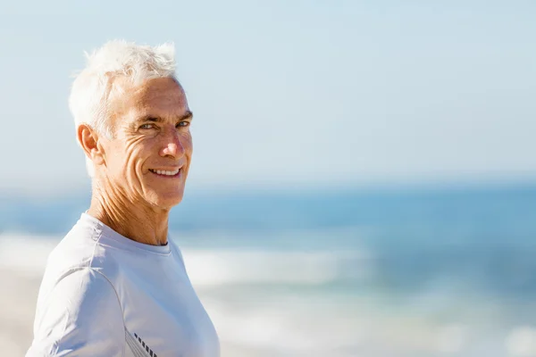 Man på stranden i sportkläder — Stockfoto