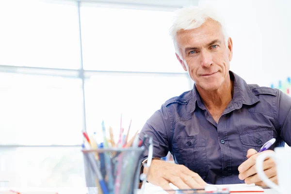 Stilig affärsman i office — Stockfoto