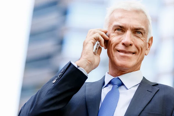 Portret van een zelfverzekerde zakenman buiten — Stockfoto