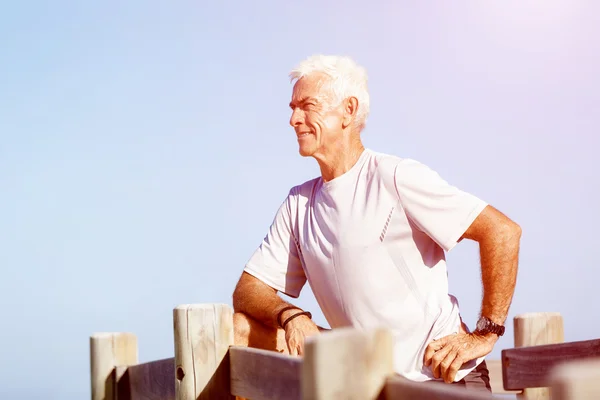 Mannen på stranden utanför — Stockfoto