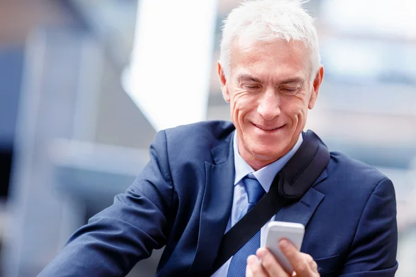 Homme d'affaires prospère à vélo avec téléphone portable — Photo