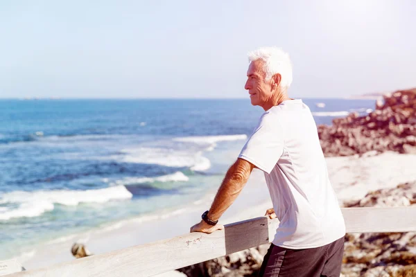 Man die op strand in sport slijtage — Stockfoto